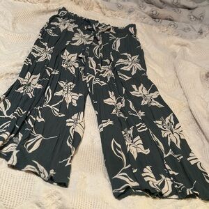 Large wide leg crops